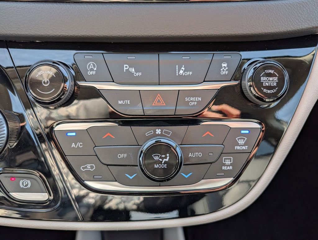 Used 2023 Chrysler Pacifica Touring-L FWD image 24
