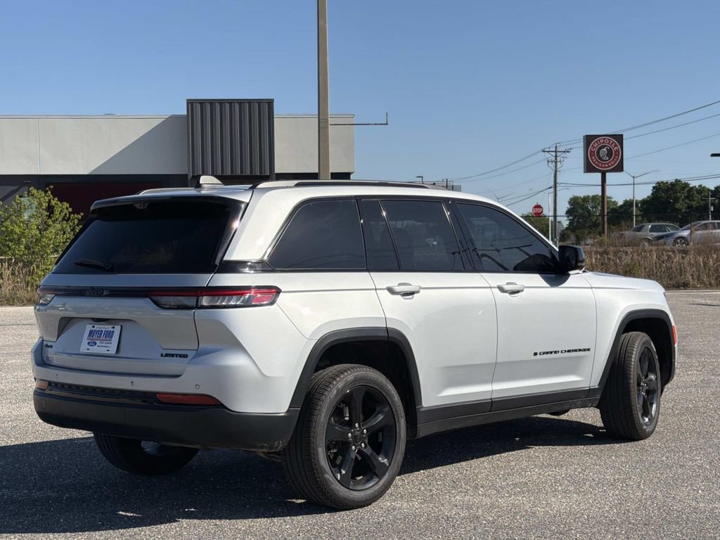 Used 2024 Jeep Grand Cherokee Limited w/ Luxury Tech Group II AWD/4WD image 4