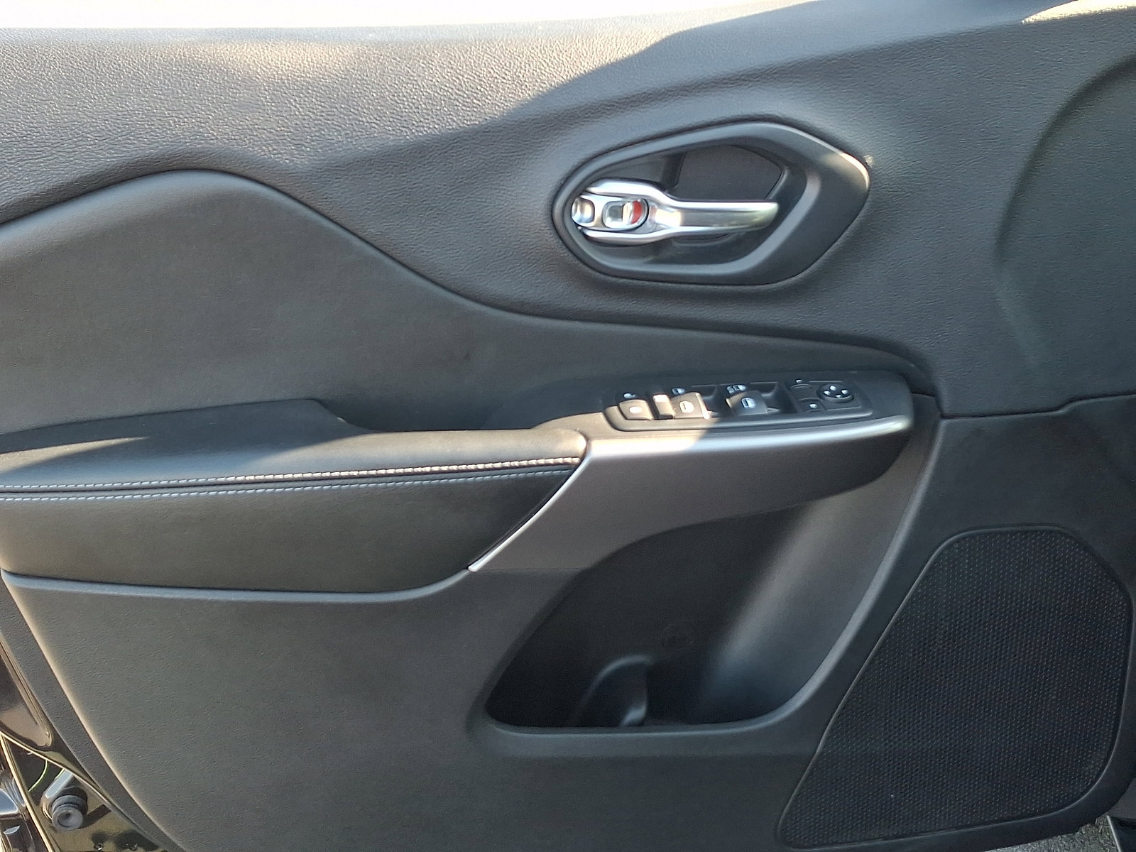 Used 2019 Jeep Cherokee Latitude w/ Popular Appearance Group AWD/4WD image 12