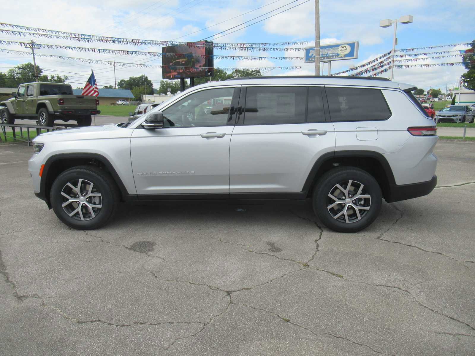 New 2025 Jeep Grand Cherokee L Limited w/ Trailer Tow Package image 2
