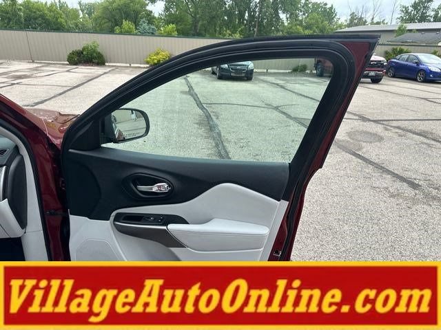 Used 2021 Jeep Cherokee Latitude Lux FWD image 38