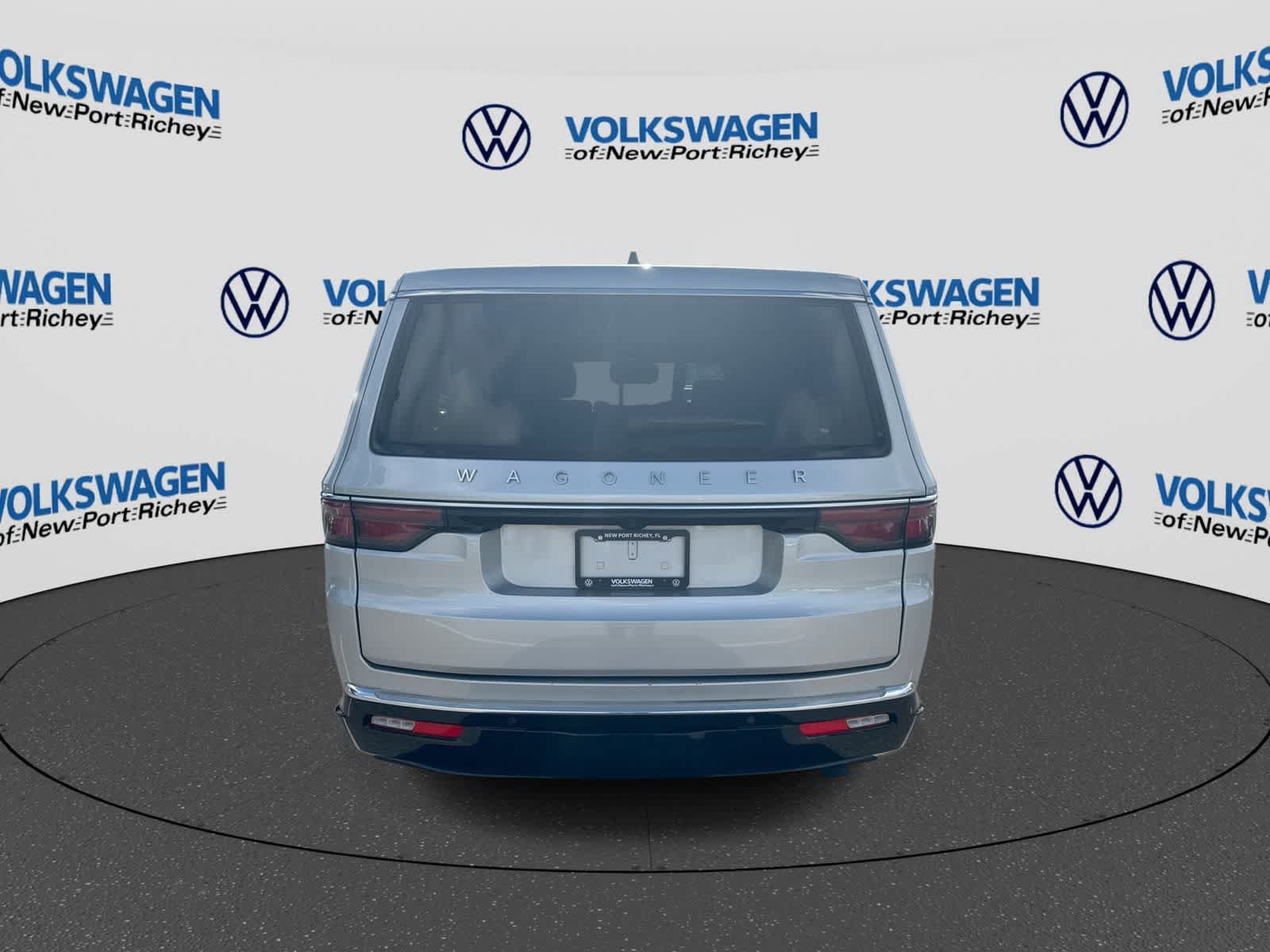 Used 2025 Jeep Wagoneer L Series II AWD/4WD image 13