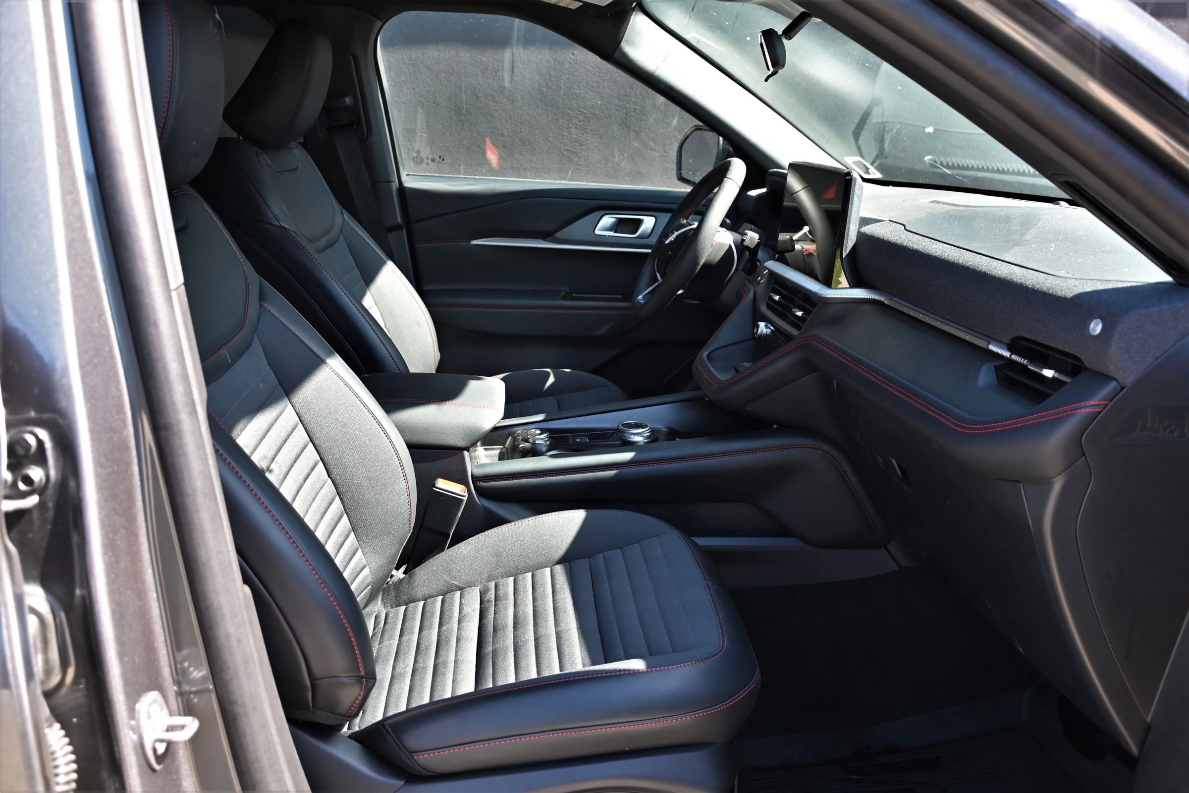 Used 2025 Ford Explorer ST-Line AWD/4WD image 16