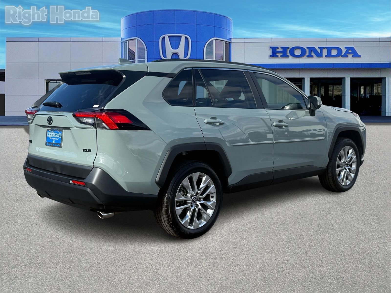 Used 2021 Toyota RAV4 XLE Premium image 7