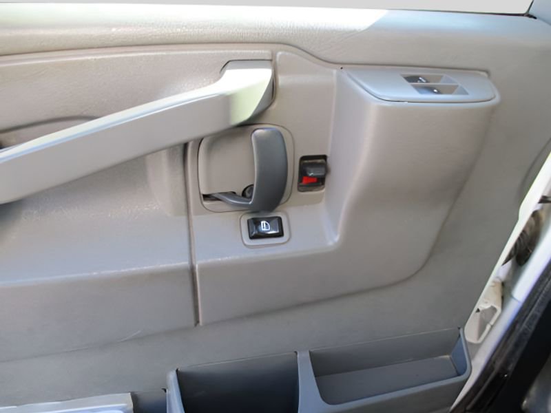 Used 2017 Chevrolet Express 4500 Extended RWD image 8