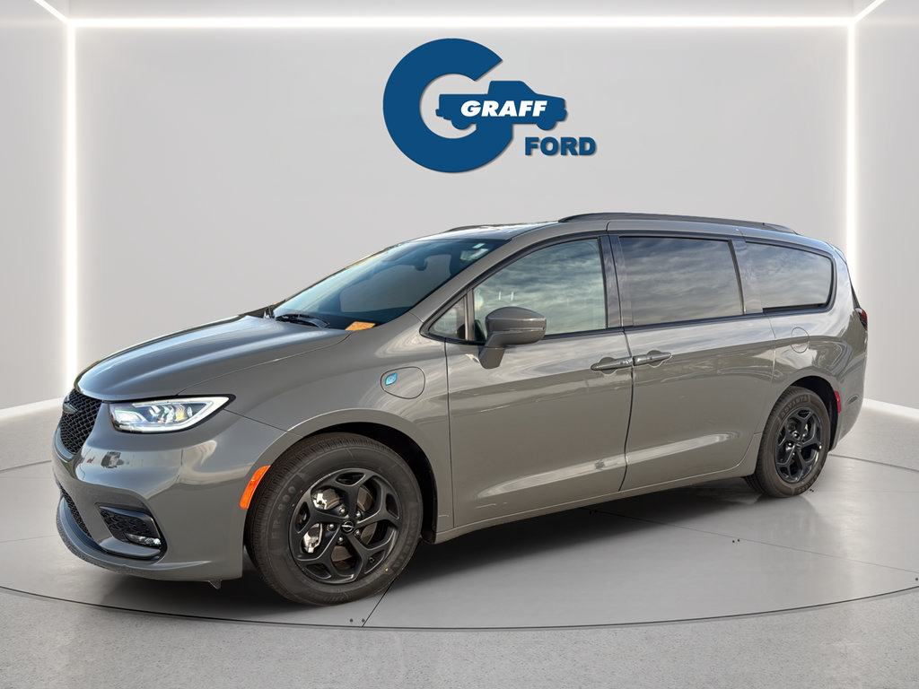Used 2021 Chrysler Pacifica Touring w/ Uconnect Theater Family Group FWD image 2