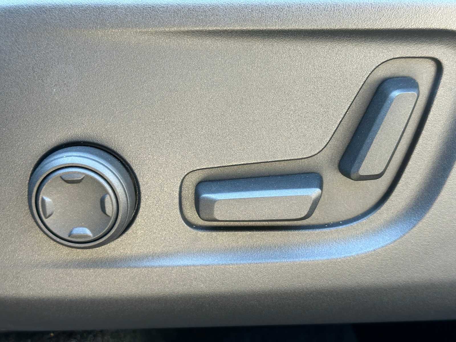 Used 2025 Volvo XC40 B5 Plus w/ Climate Package image 21