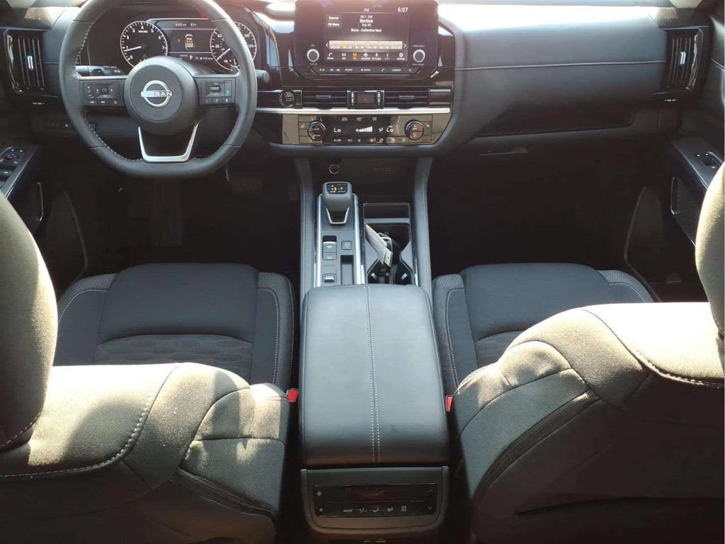 Used 2025 Nissan Pathfinder SV FWD image 9