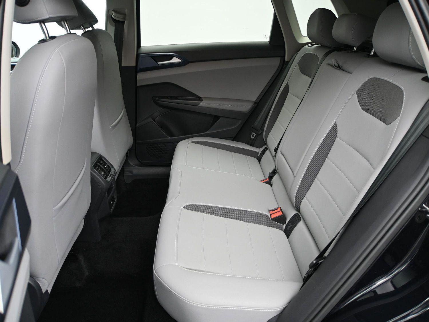 Used 2024 Volkswagen Taos SE image 8