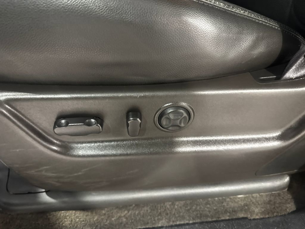 Used 2011 Chevrolet Avalanche LTZ AWD/4WD image 19