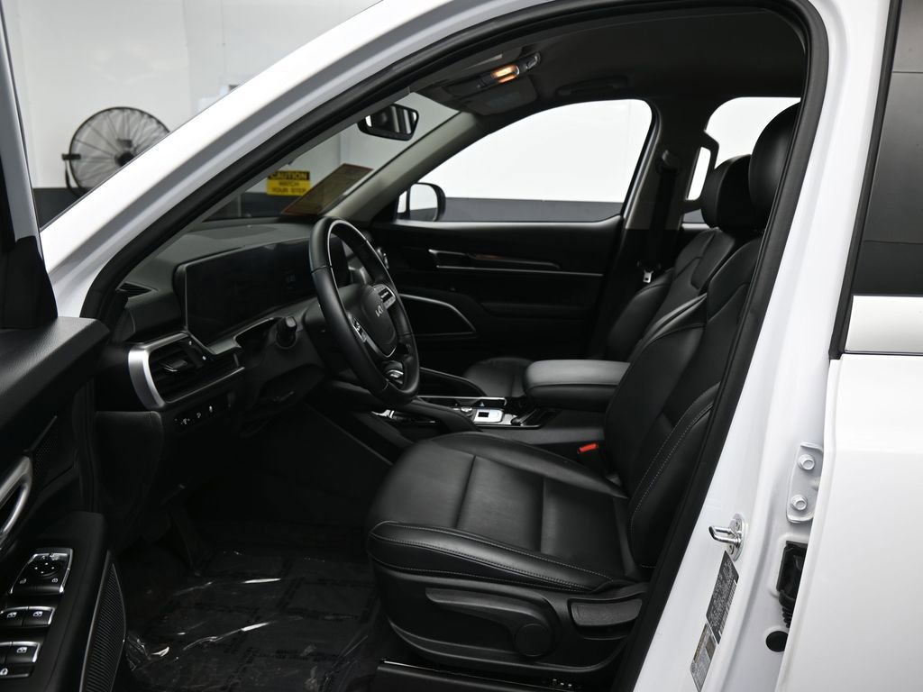 Used 2025 Kia Telluride LX FWD image 11