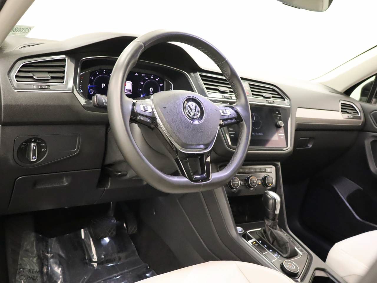 Used 2020 Volkswagen Tiguan SEL AWD/4WD image 14