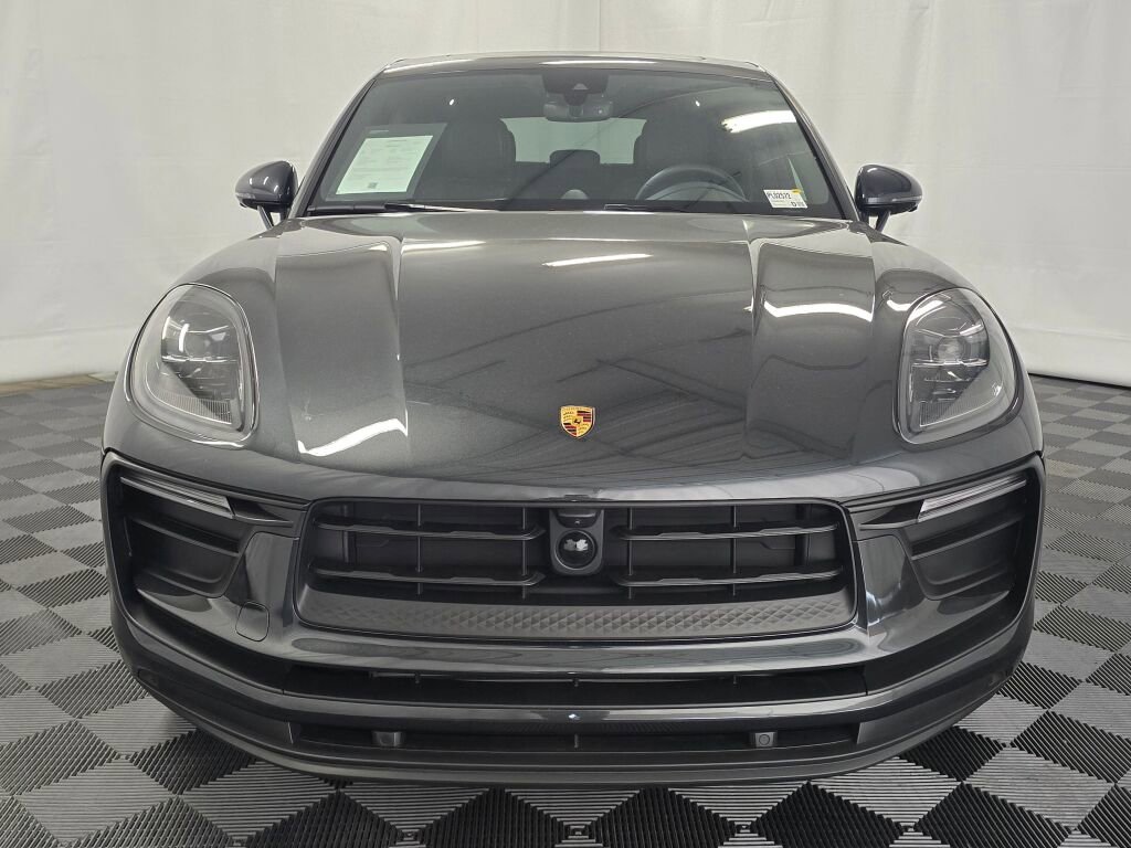 Certified 2025 Porsche Macan image 10