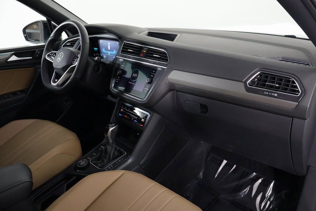 Used 2022 Volkswagen Tiguan SE R-Line image 9