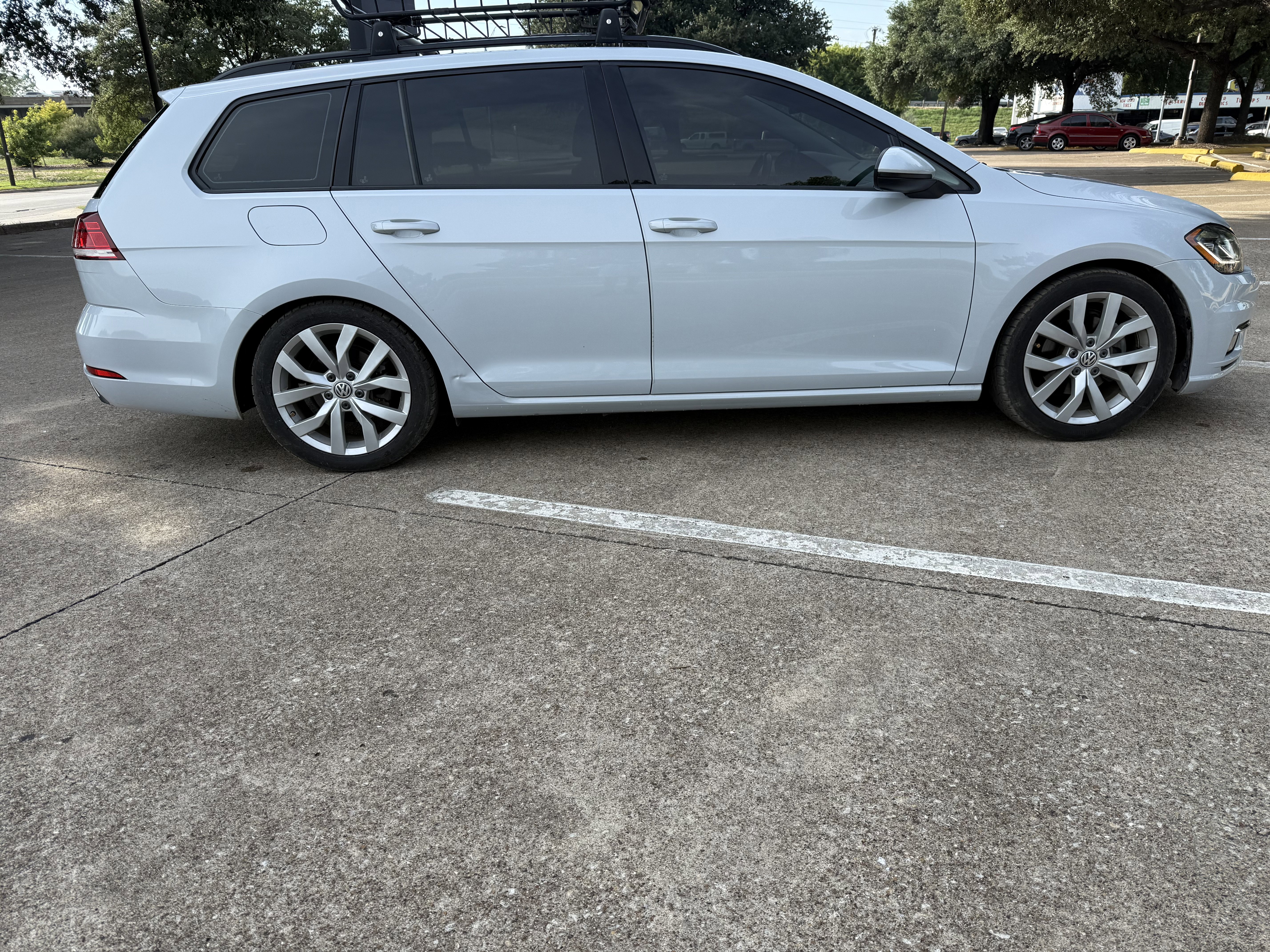 Used 2019 Volkswagen Golf SE image 4