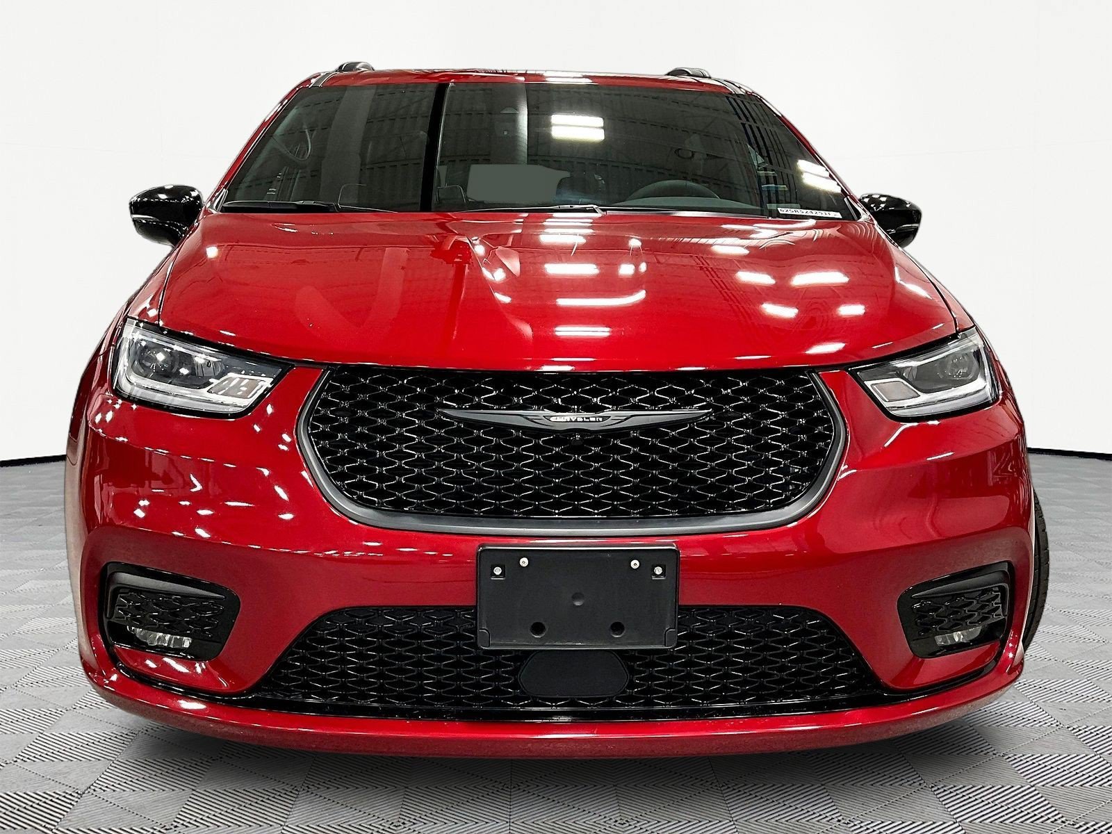 Used 2025 Chrysler Pacifica Limited FWD image 2
