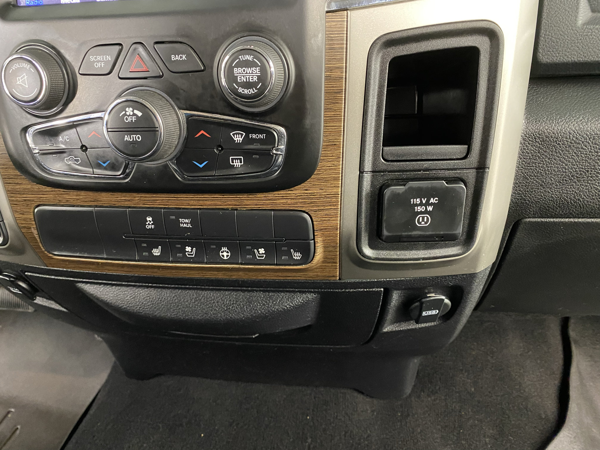 Used 2018 RAM 1500 Laramie w/ Convenience Group AWD/4WD image 23
