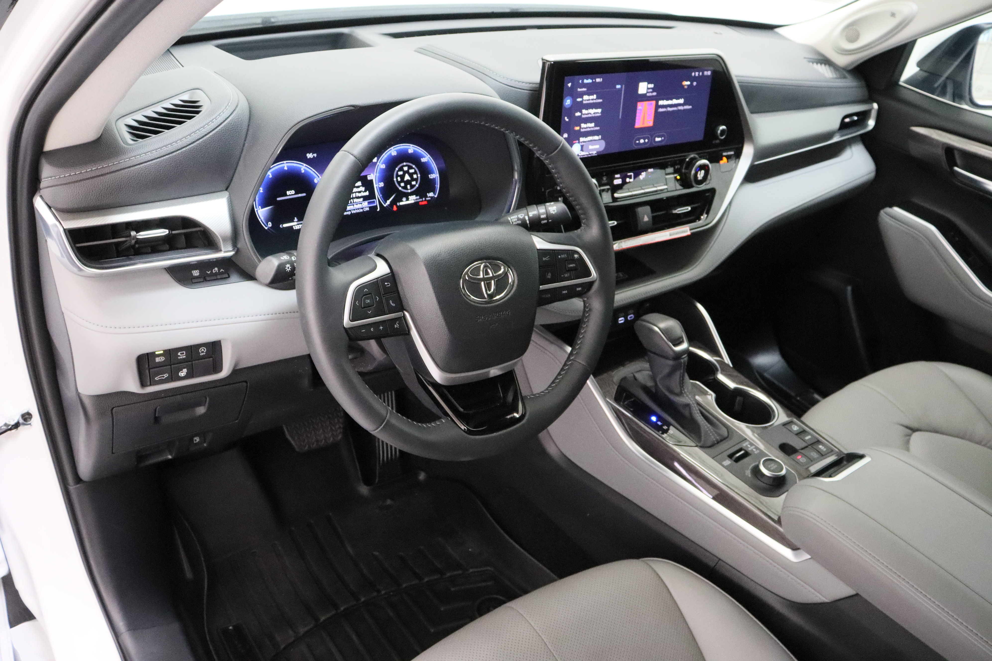 Certified 2026 Toyota Highlander Platinum AWD/4WD image 13