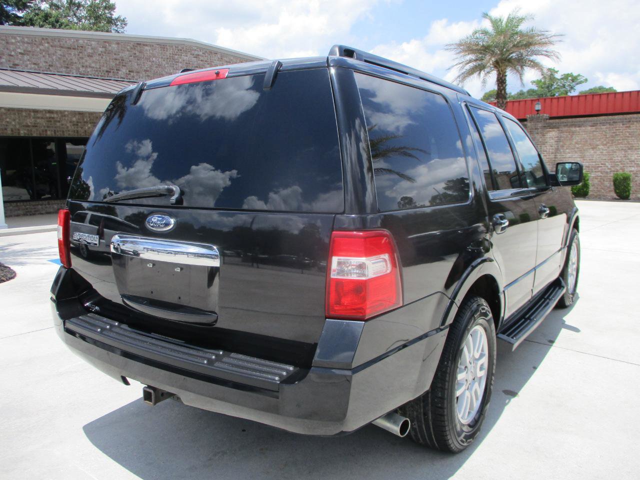 Used 2014 Ford Expedition XLT w/ Leather Seating Package RWD image 6