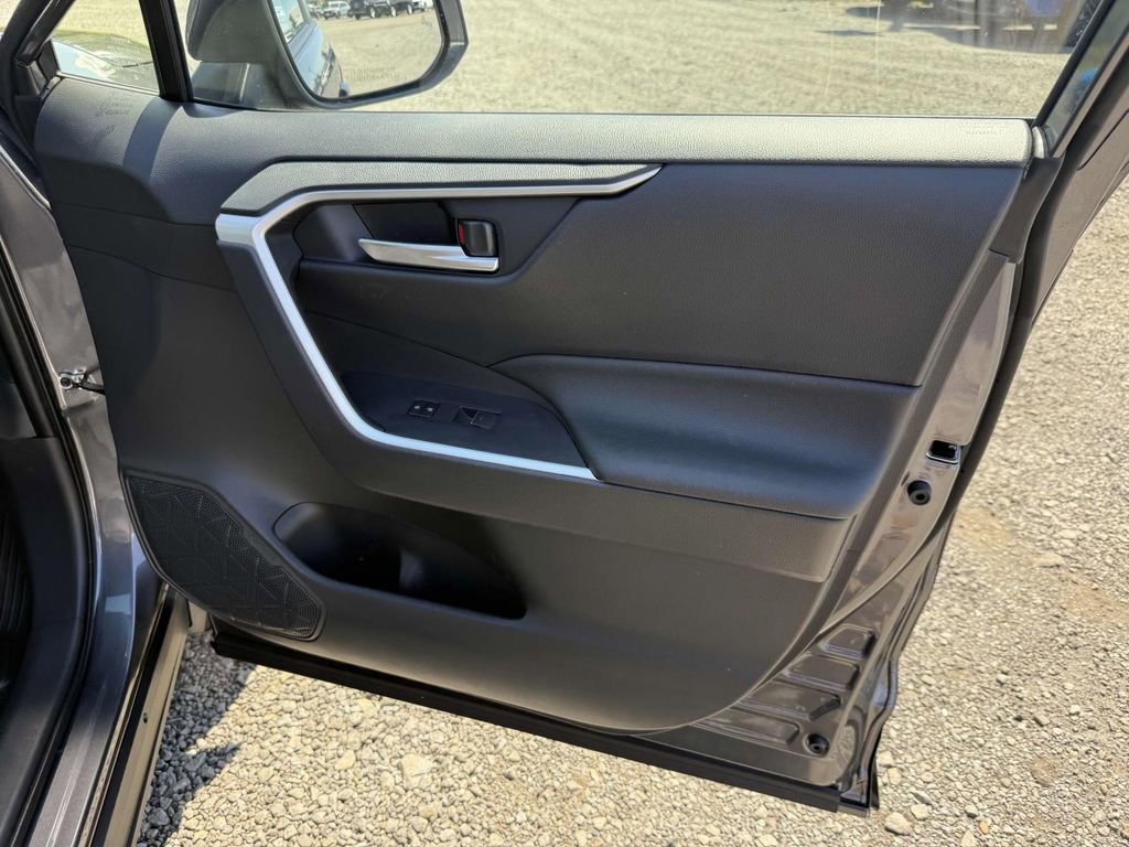 Used 2025 Toyota RAV4 SE image 15