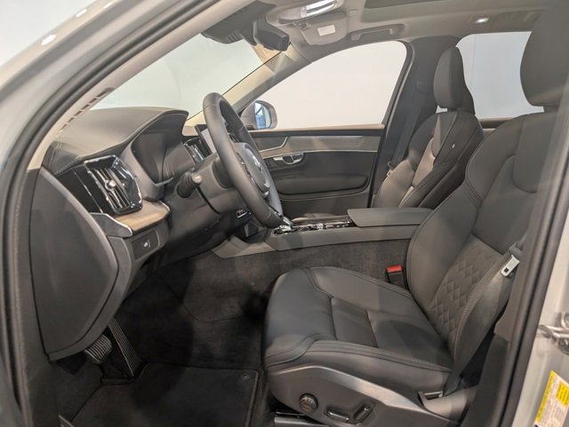 Used 2025 Volvo XC90 B6 Plus image 12