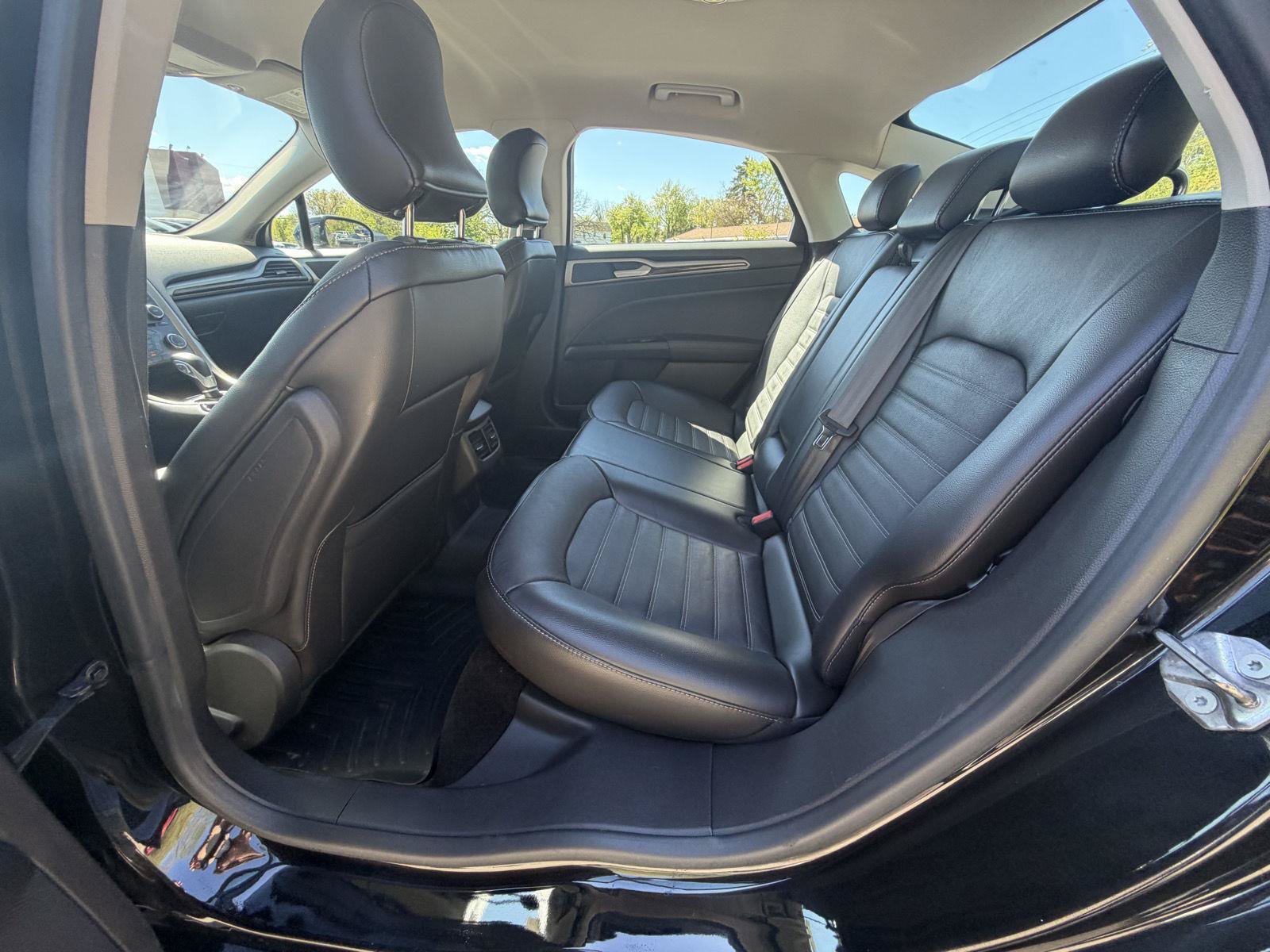 Used 2015 Ford Fusion SE w/ Equipment Group 202A FWD image 19