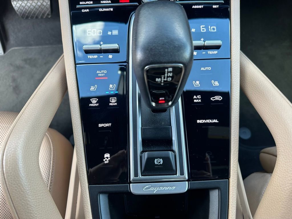 Certified 2023 Porsche Cayenne Platinum Edition image 27