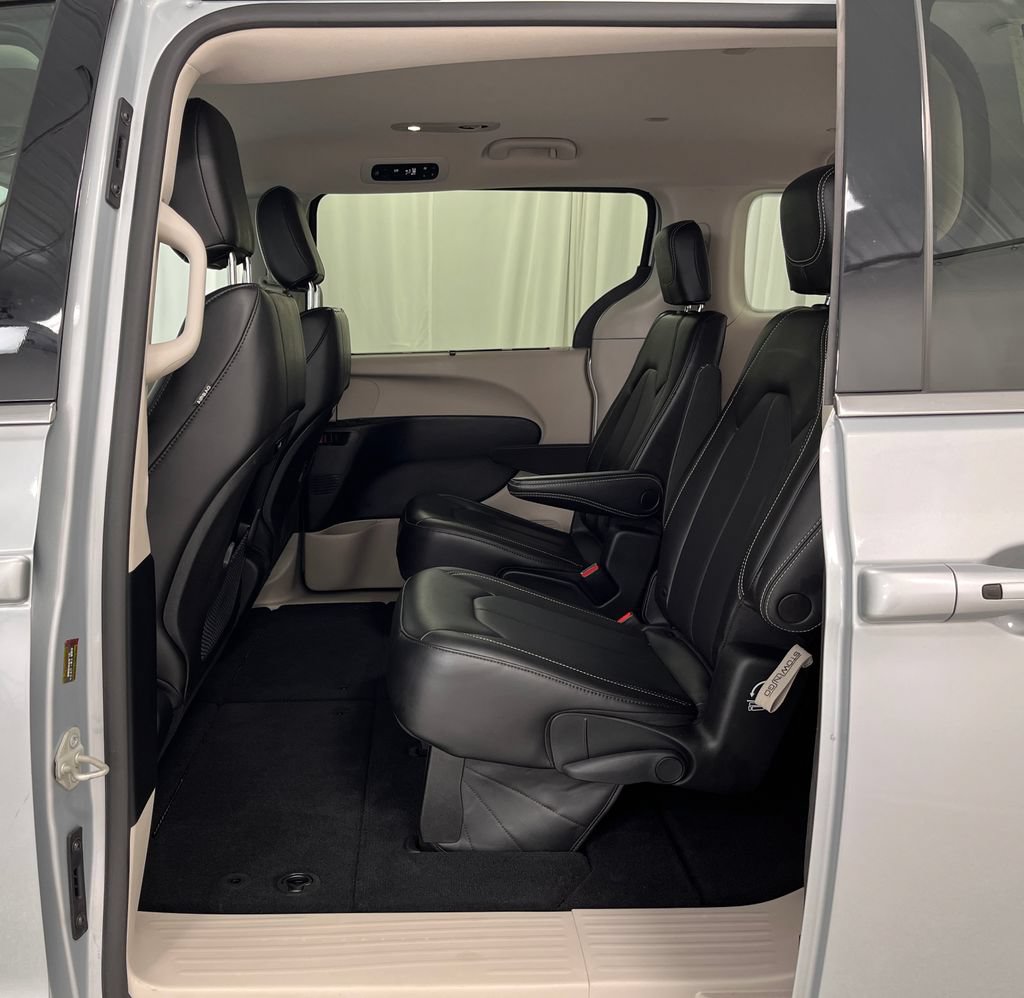 Used 2023 Chrysler Pacifica Touring-L AWD/4WD image 33