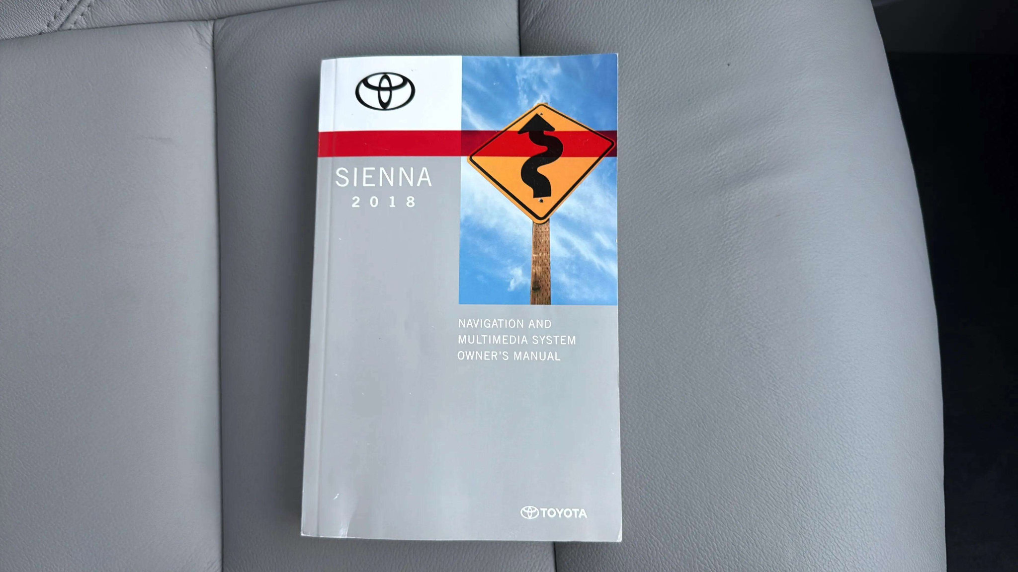 Used 2018 Toyota Sienna XLE image 52