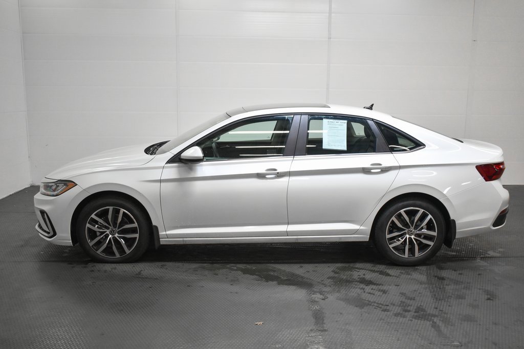 Used 2025 Volkswagen Jetta SE image 4
