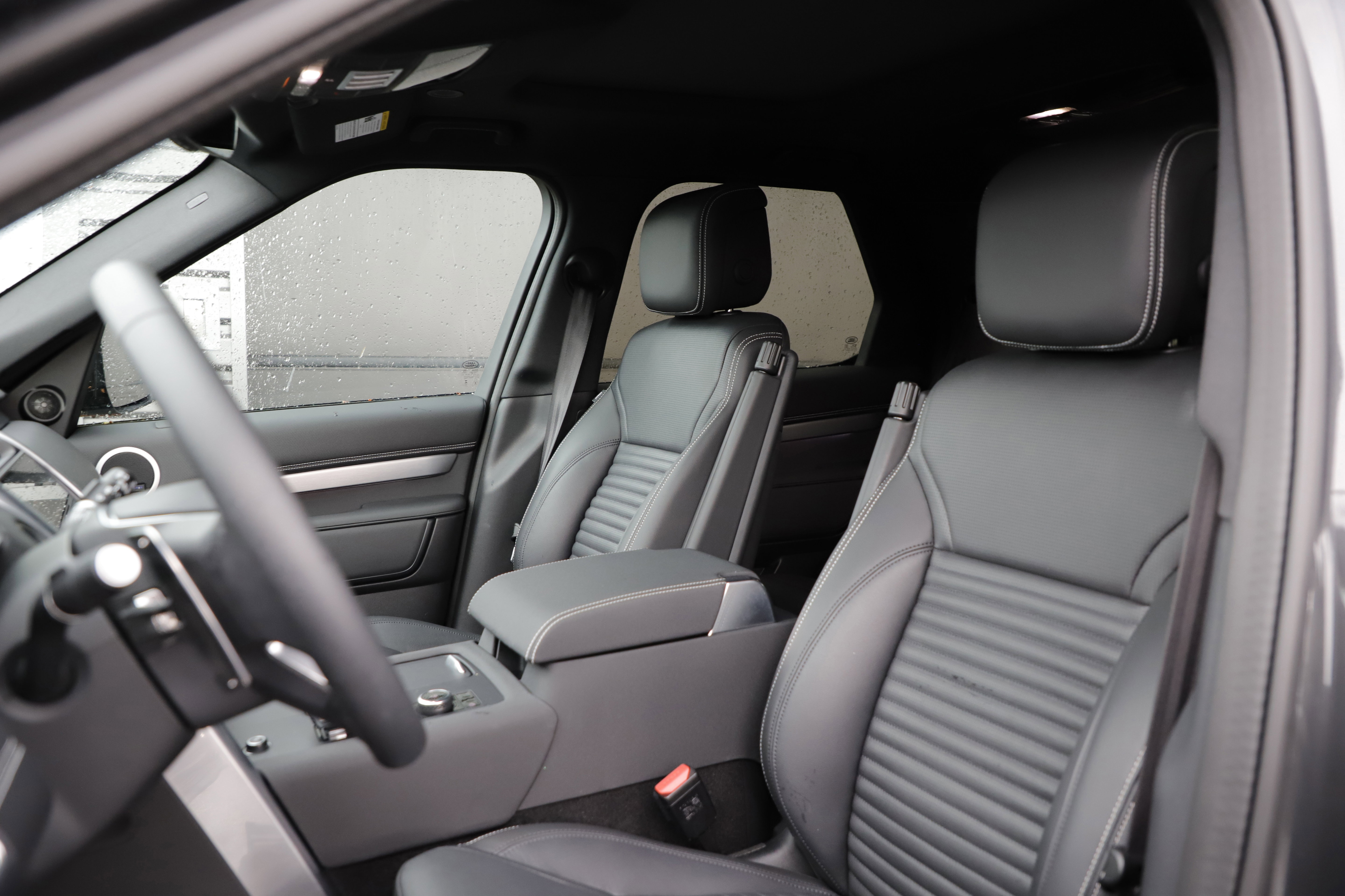 Certified 2025 Land Rover Discovery Dynamic SE image 17