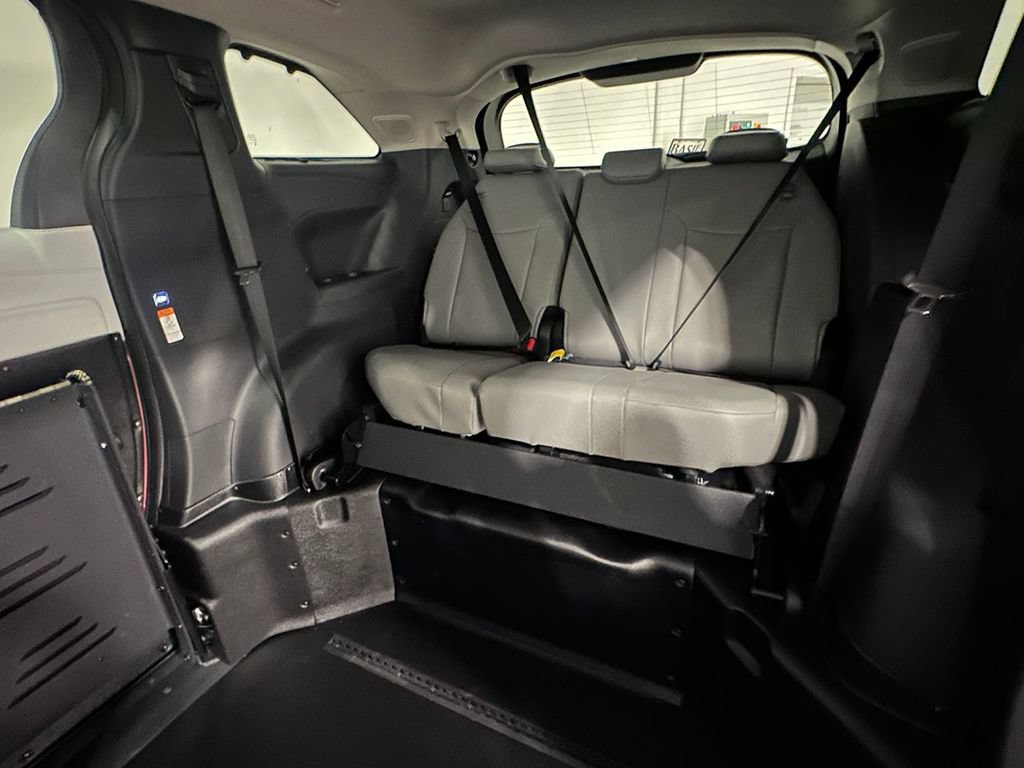 Used 2026 Toyota Sienna XLE FWD image 14