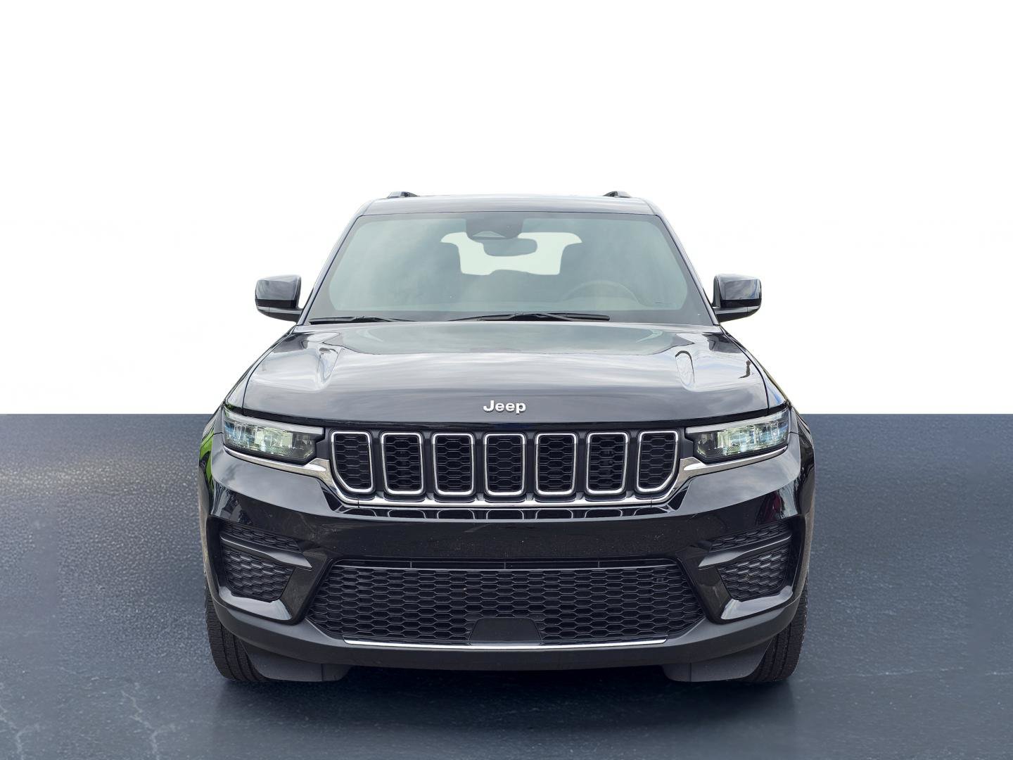 Used 2024 Jeep Grand Cherokee Laredo RWD image 2