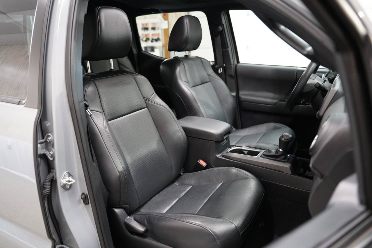 Used 2021 Toyota Tacoma TRD Sport w/ TRD Premium Sport Package AWD/4WD image 31