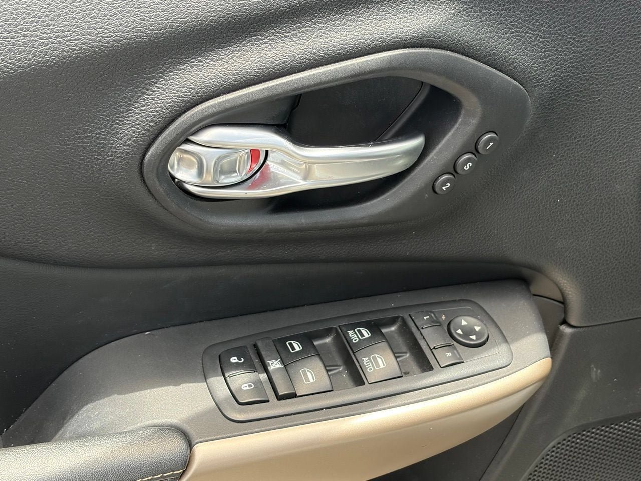 Used 2018 Jeep Cherokee Limited w/ Technology Group AWD/4WD image 6