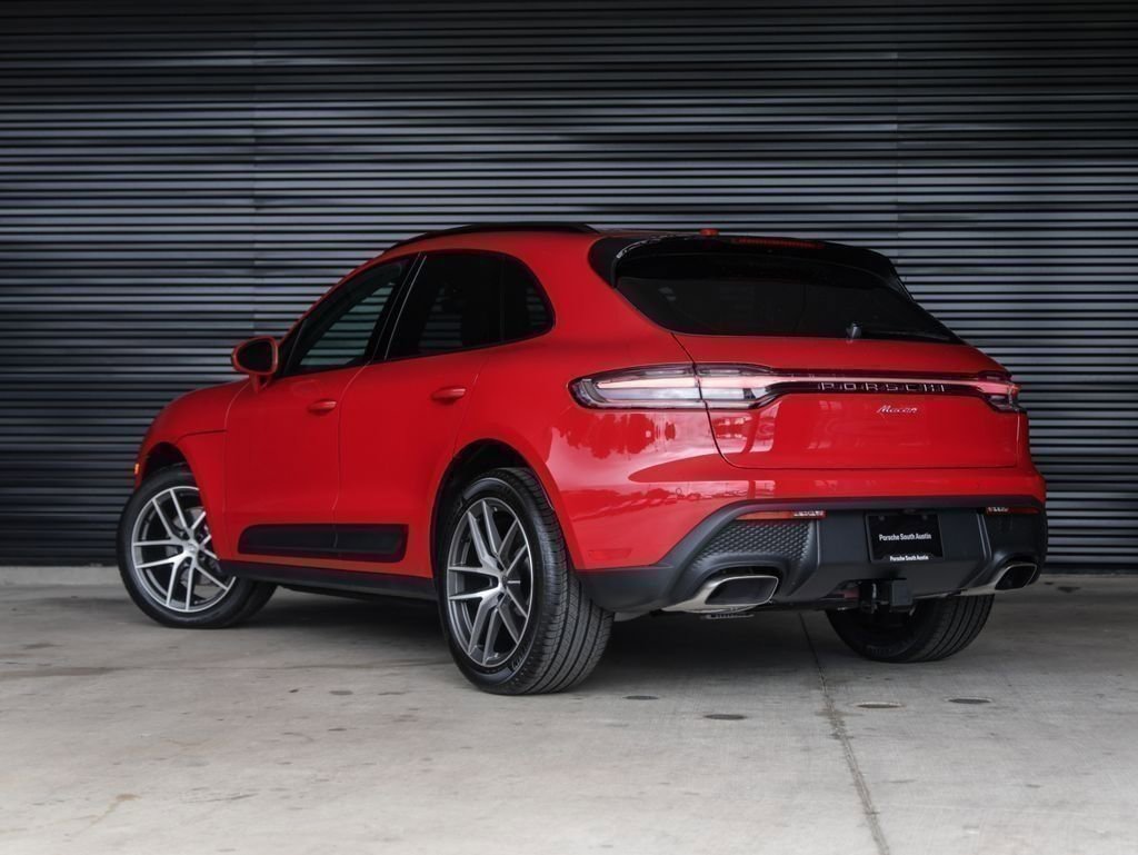 Certified 2025 Porsche Macan image 3