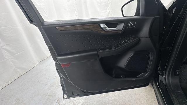 Used 2020 Ford Escape Titanium image 19