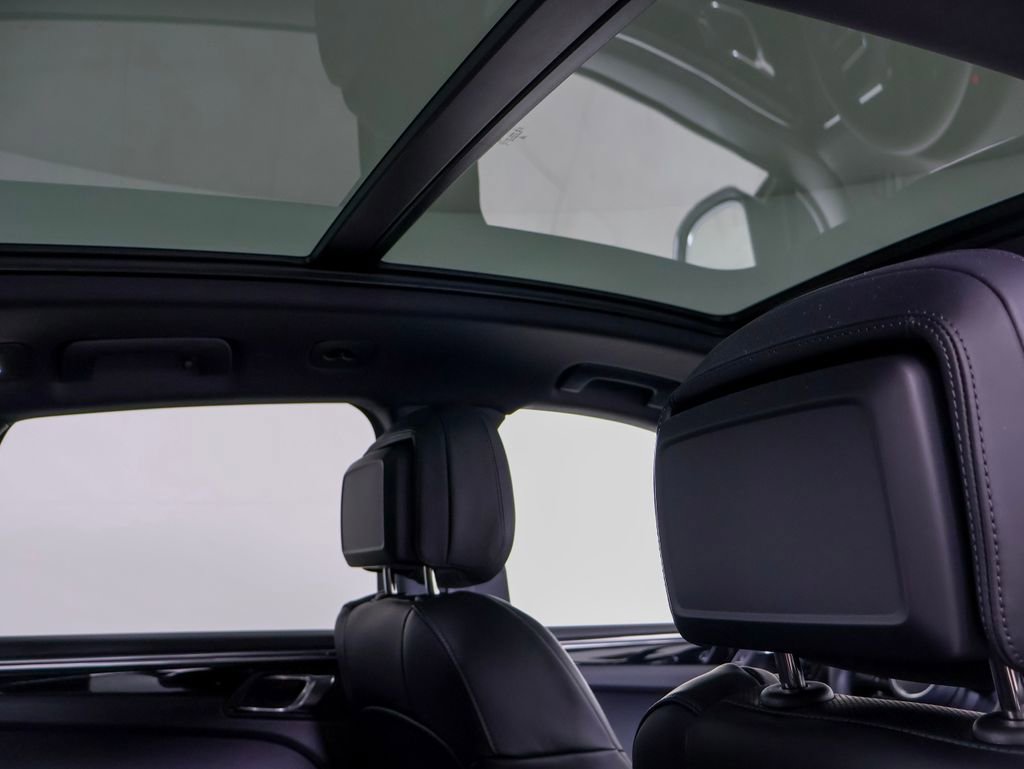Certified 2026 Porsche Macan image 9