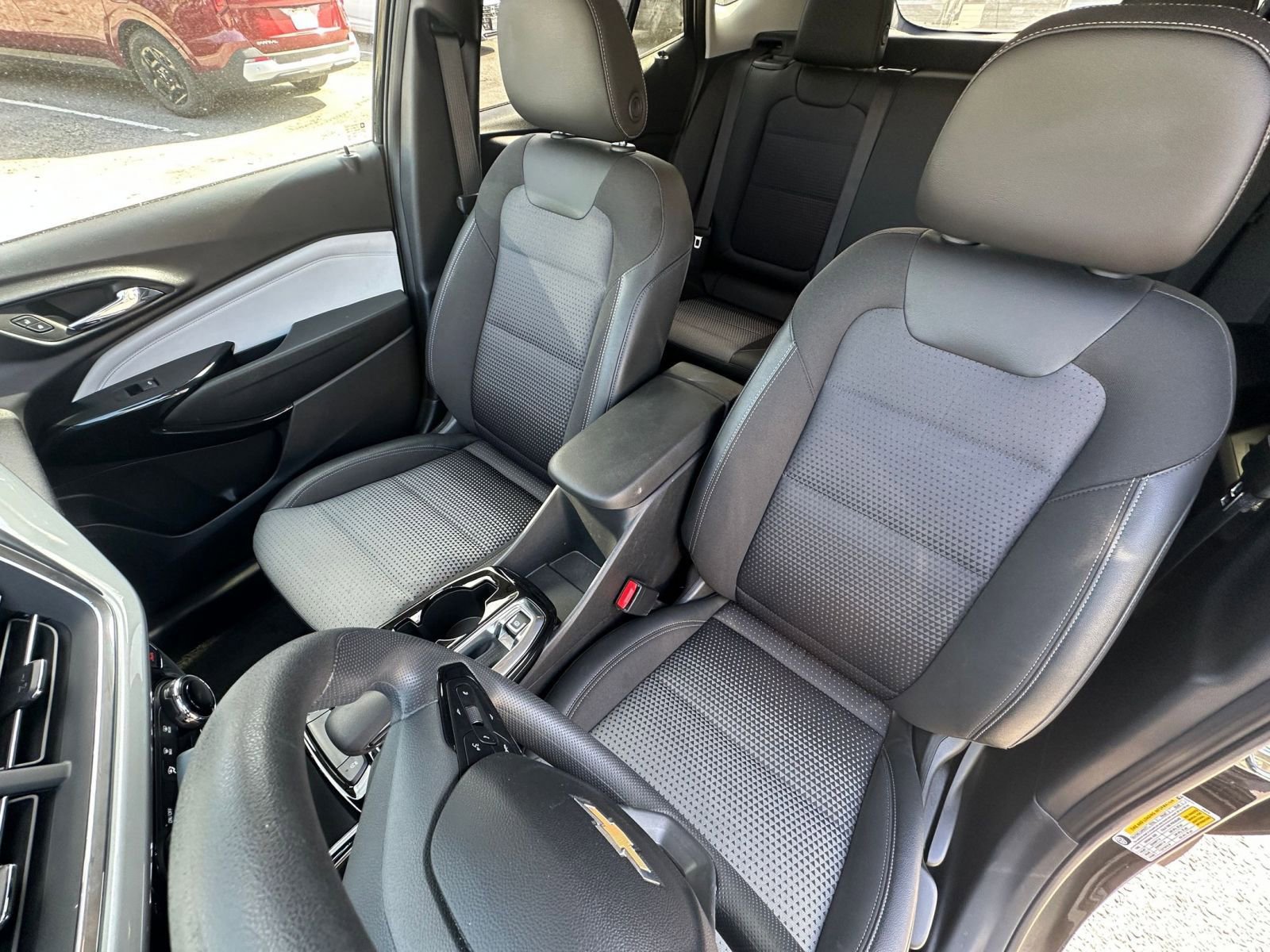 Used 2025 Chevrolet Trax LT image 35