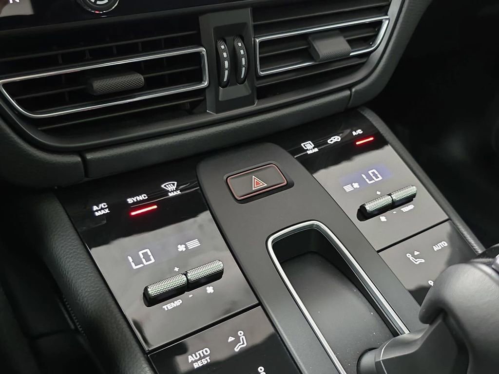 Used 2025 Porsche Macan AWD/4WD image 19
