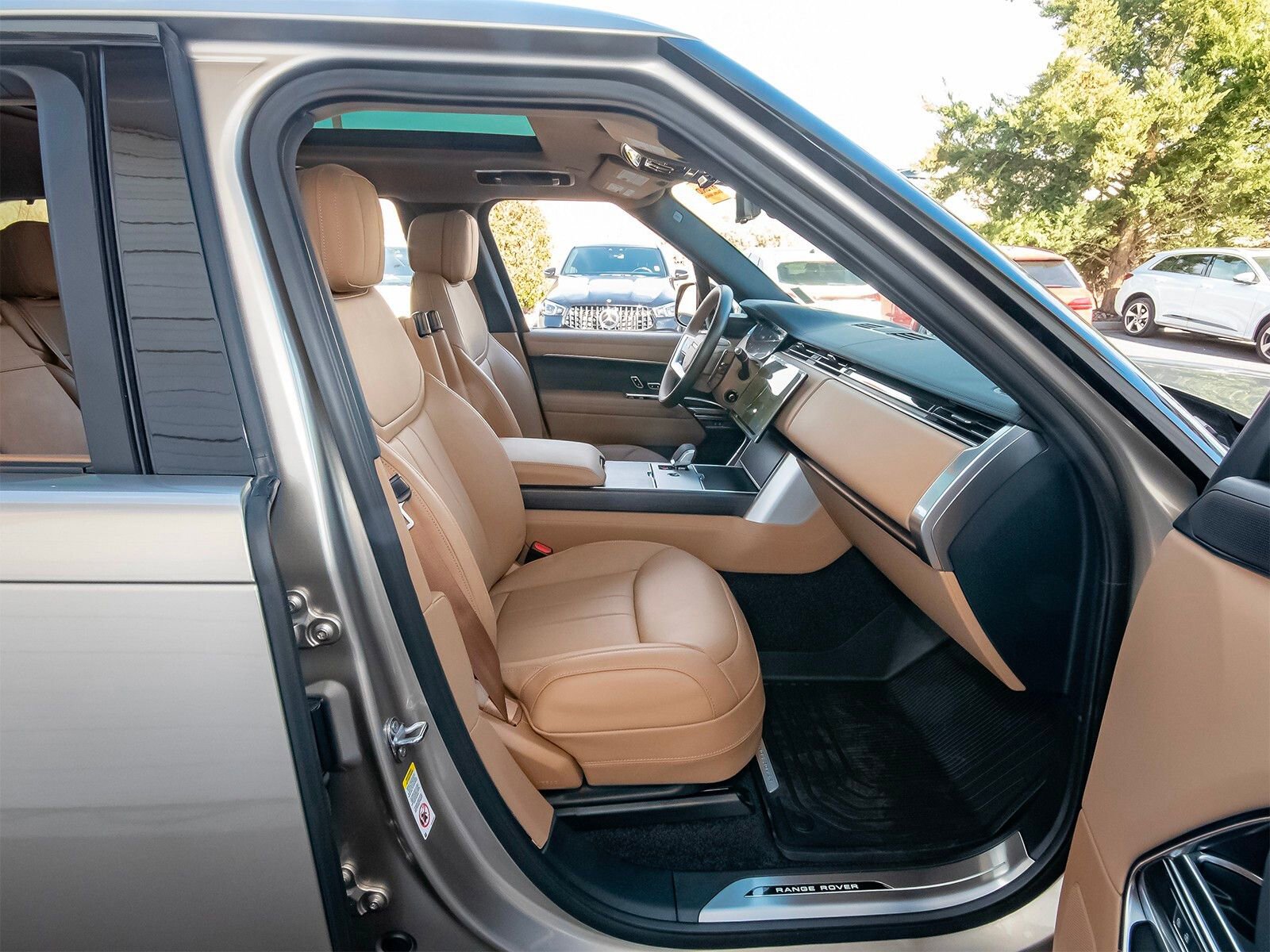 New 2025 Land Rover Range Rover SE image 40