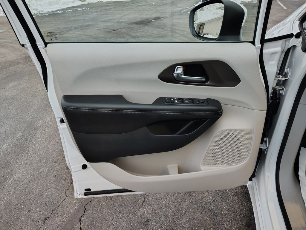 Used 2020 Chrysler Voyager LX FWD image 11