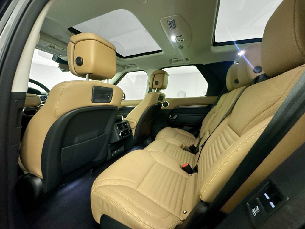 Certified 2025 Land Rover Discovery Metropolitan Edition image 24
