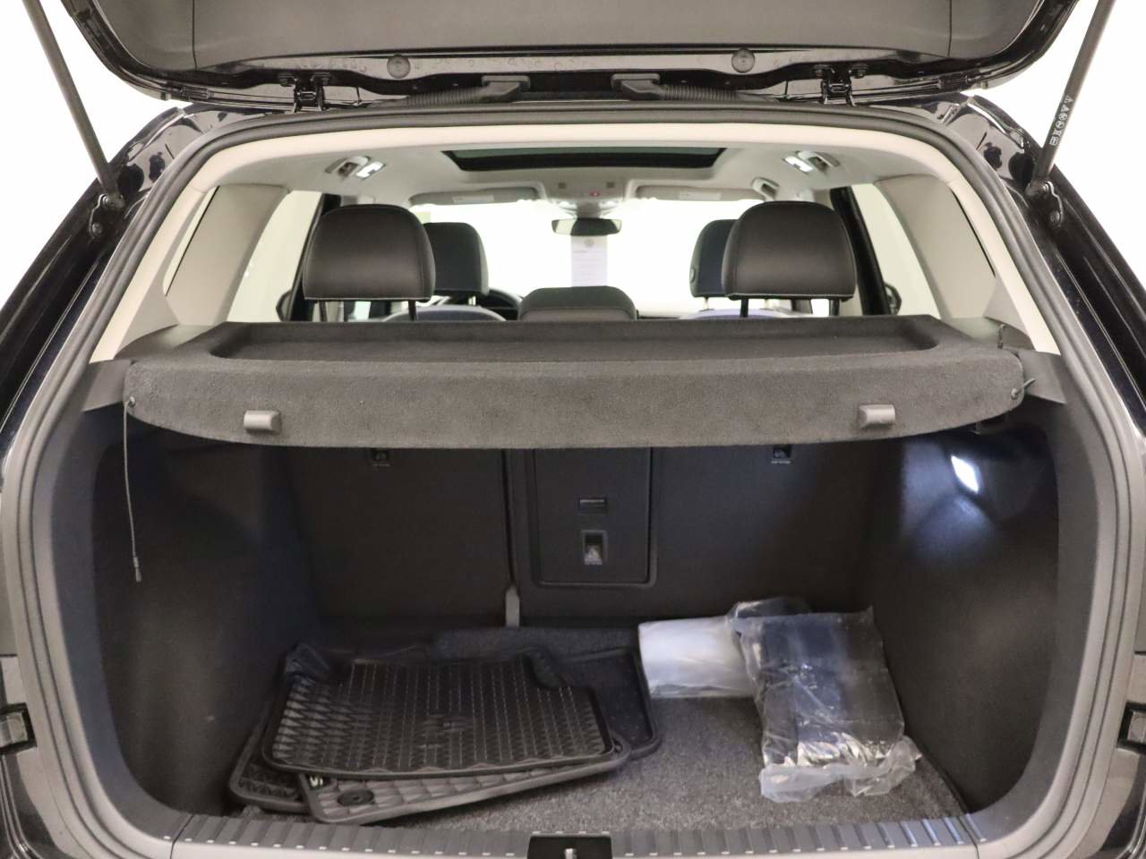 Certified 2025 Volkswagen Taos SE w/ Panoramic Sunroof Package image 20