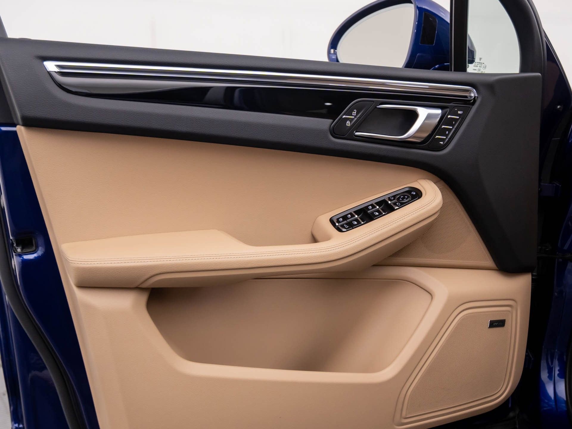 Certified 2025 Porsche Macan image 14