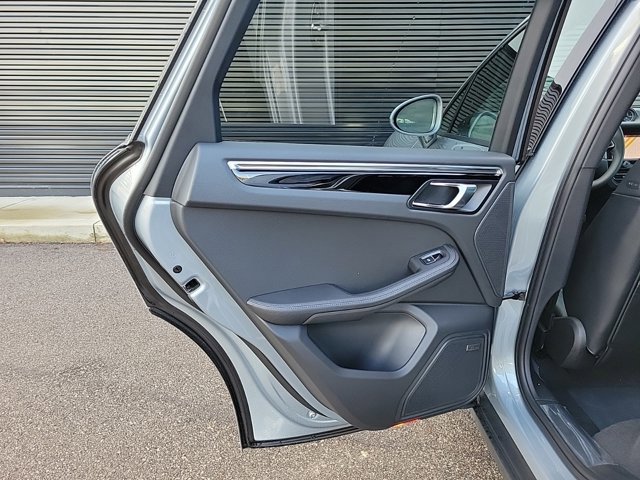 Used 2025 Porsche Macan image 21