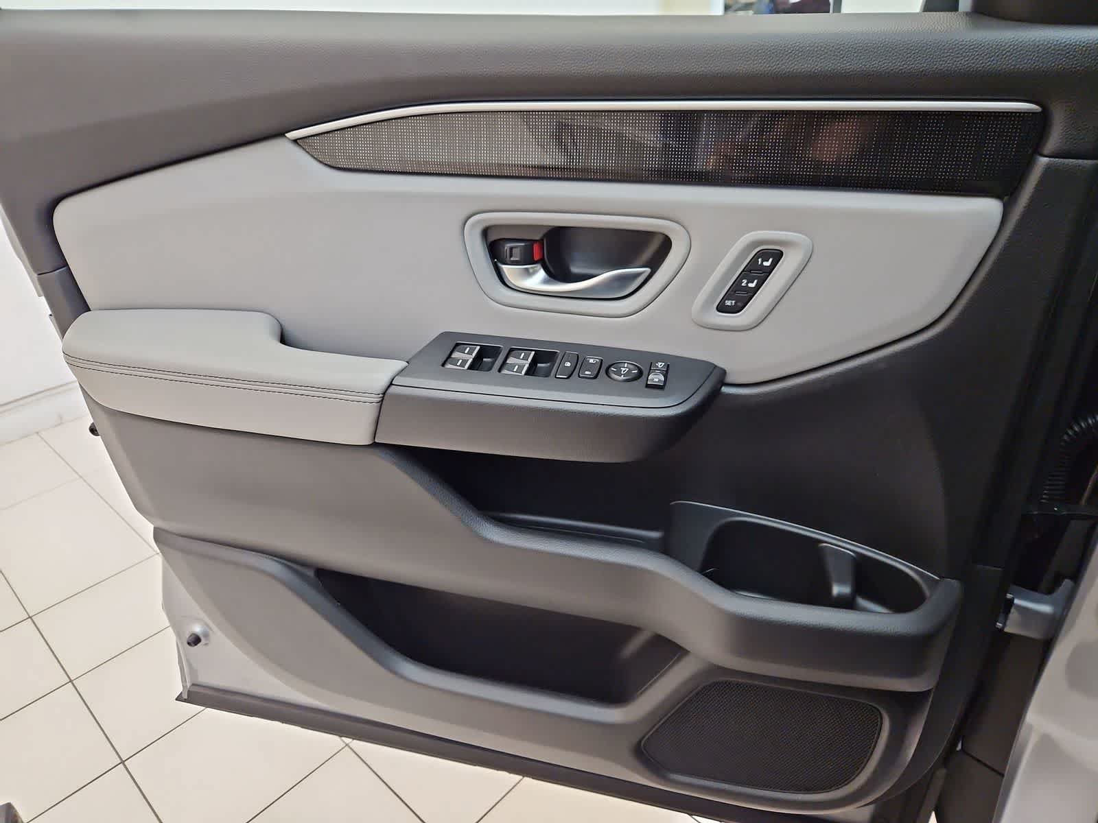 Used 2025 Honda Pilot Elite image 17
