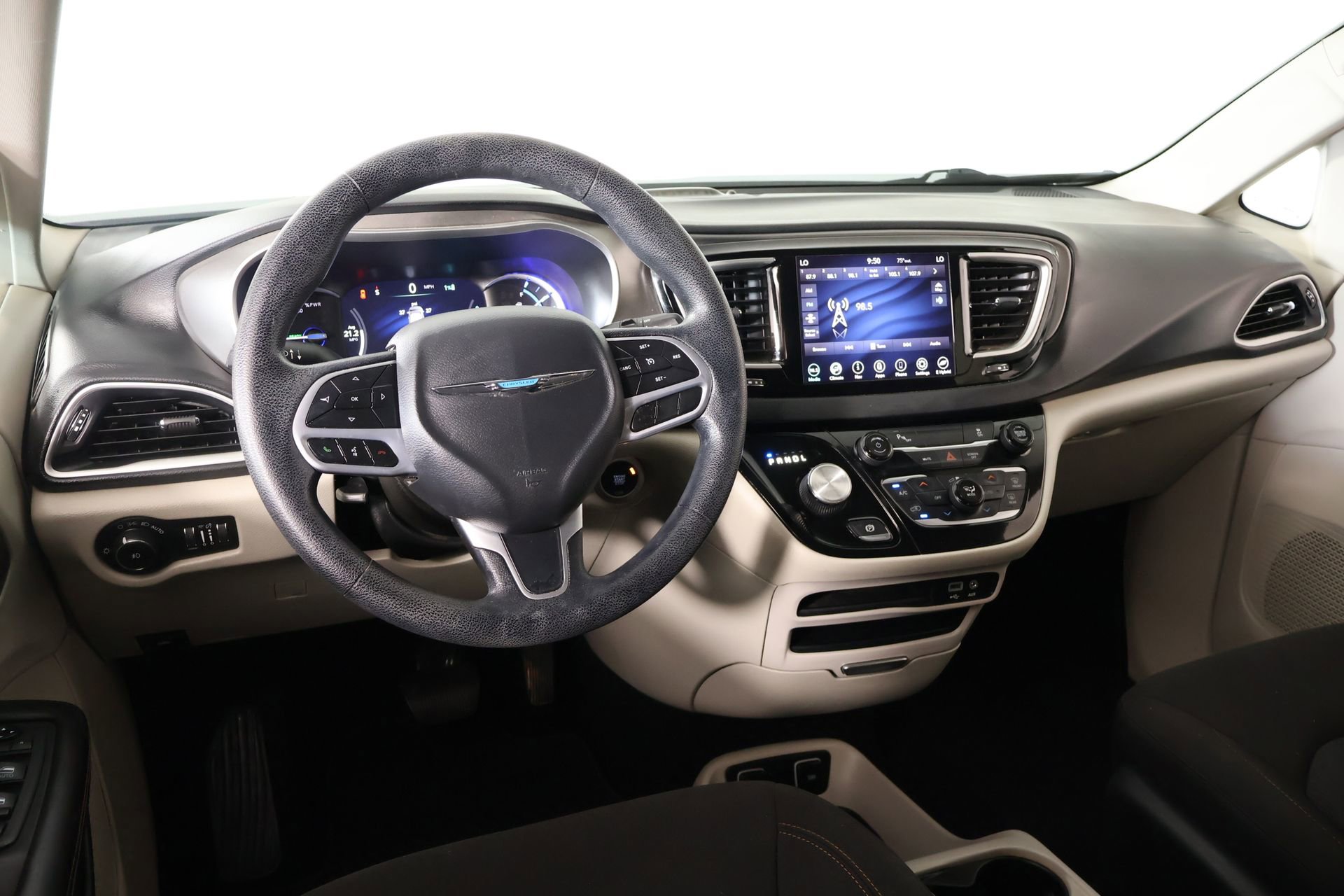 Used 2020 Chrysler Pacifica Touring image 2