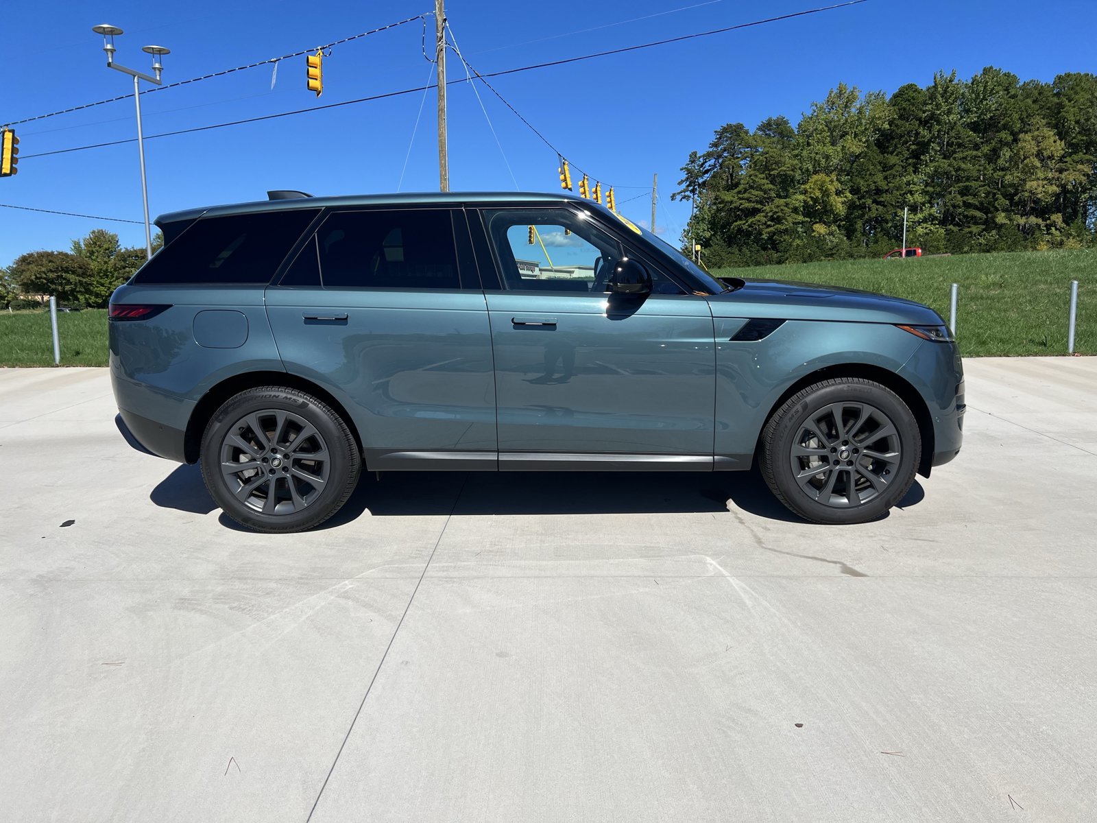 Used 2025 Land Rover Range Rover Sport SE AWD/4WD image 9