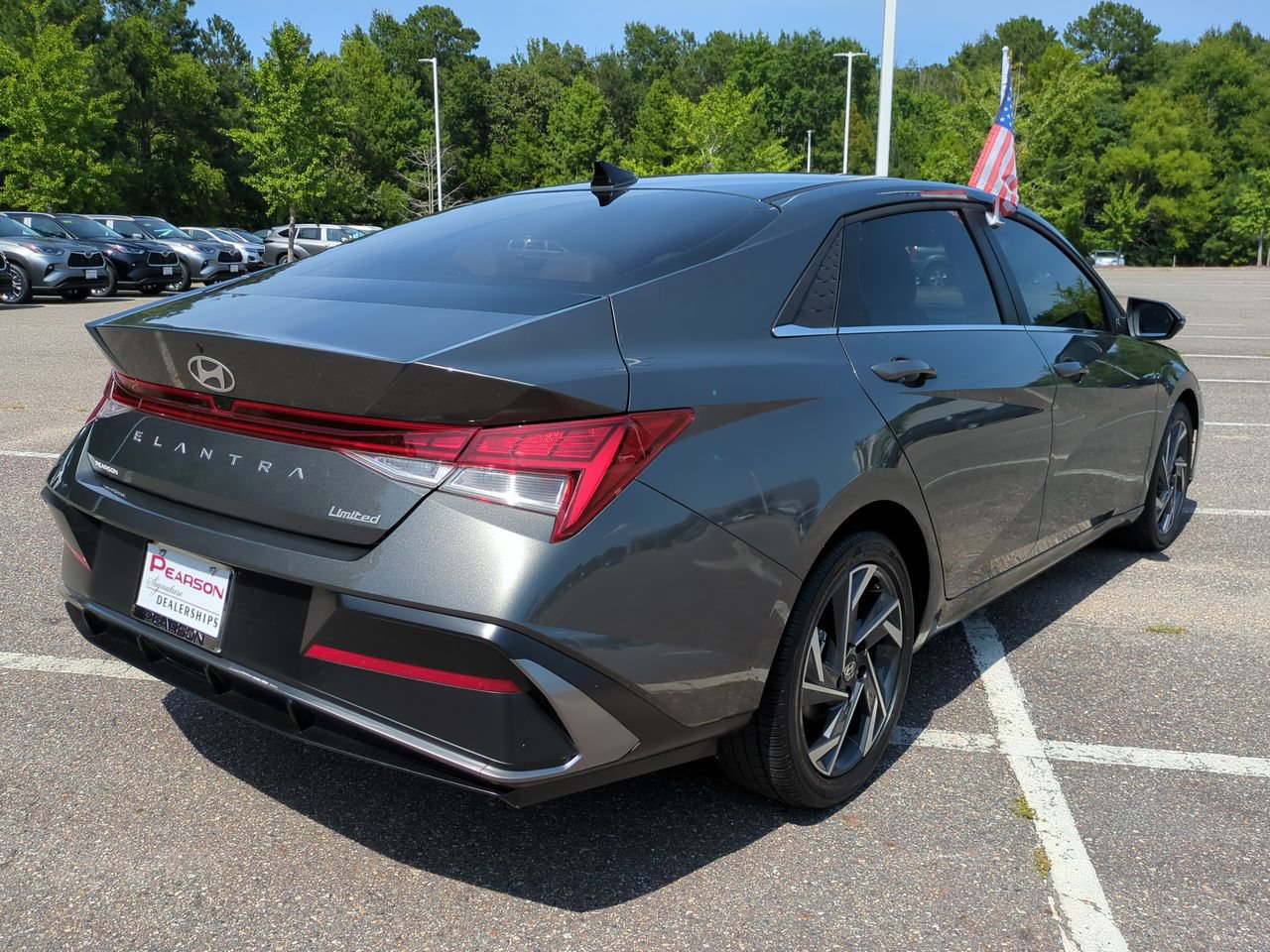 Used 2025 Hyundai Elantra Limited FWD image 4